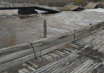 Ледоход на реке Хилок за ночь на 21 апреля снес еще несколько пролетов деревянного моста возле села Тэрэпхэн, сообщил «МК в Чите» местный житель