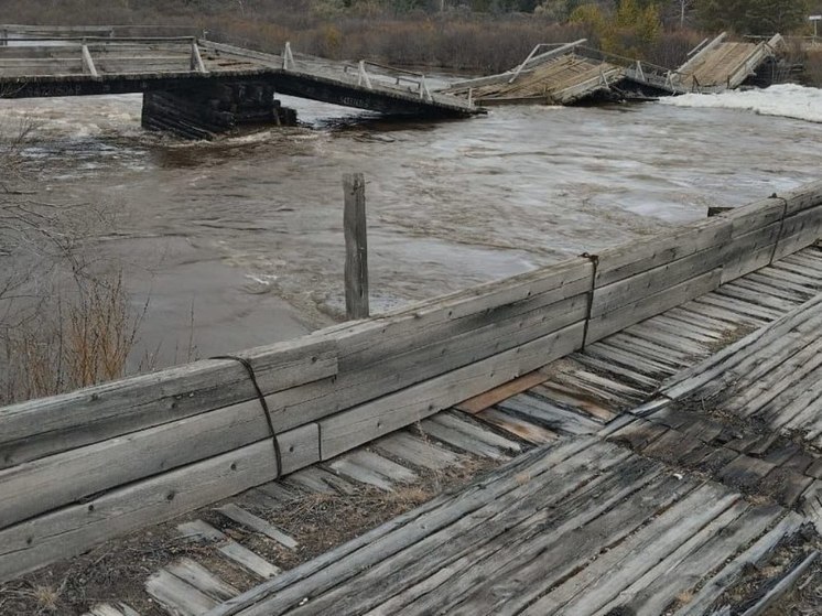 Река Хилок за ночь снесла еще половину моста у отрезанного села в Забайкалье