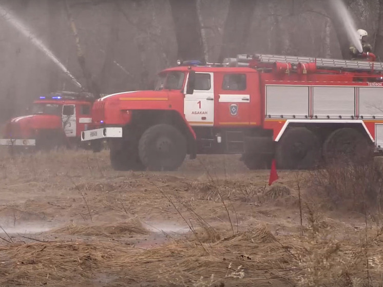 В преддверии Дня пожарной охраны огнеборцы Хакасии показали спецтехнику