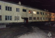 Пожарные ночью 21 апреля спасли 14 жильцов из двухэтажного дома в поселке Восточный Черновского района Читы, где в одном из подъездов загорелась автомобильная шина, но двух малолетних детей госпитализировали с легким отравлением угарным газом