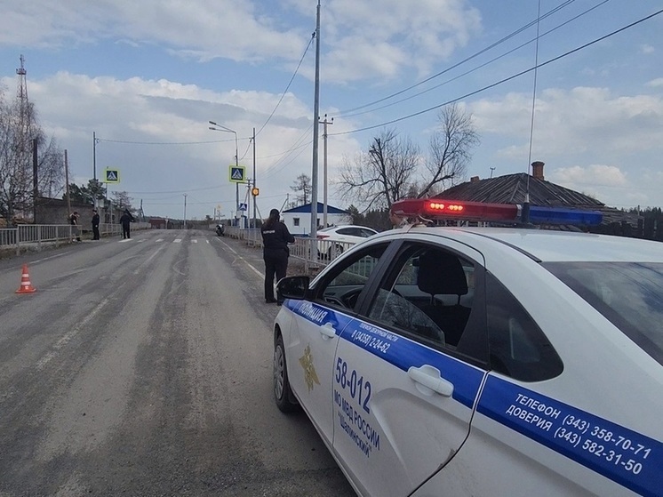 В Свердловской области мотоциклист без прав врезался в ограждение и погиб