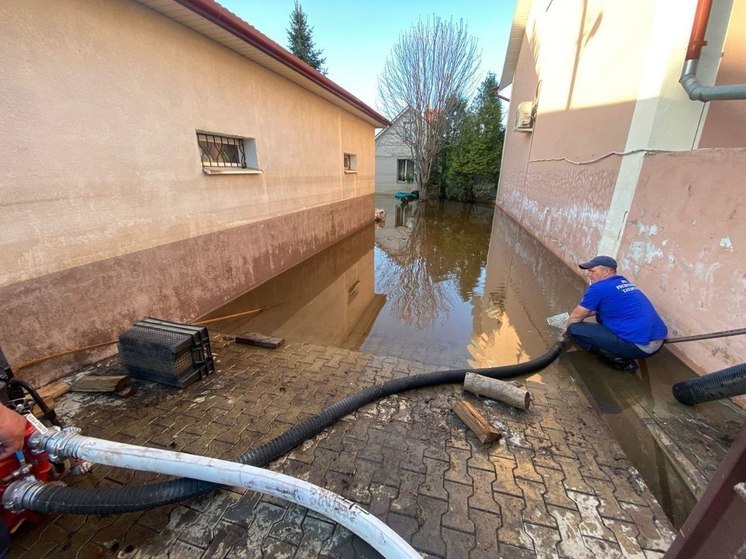 Спасатели из Татарстана устраняют в Оренбурге последствия паводка