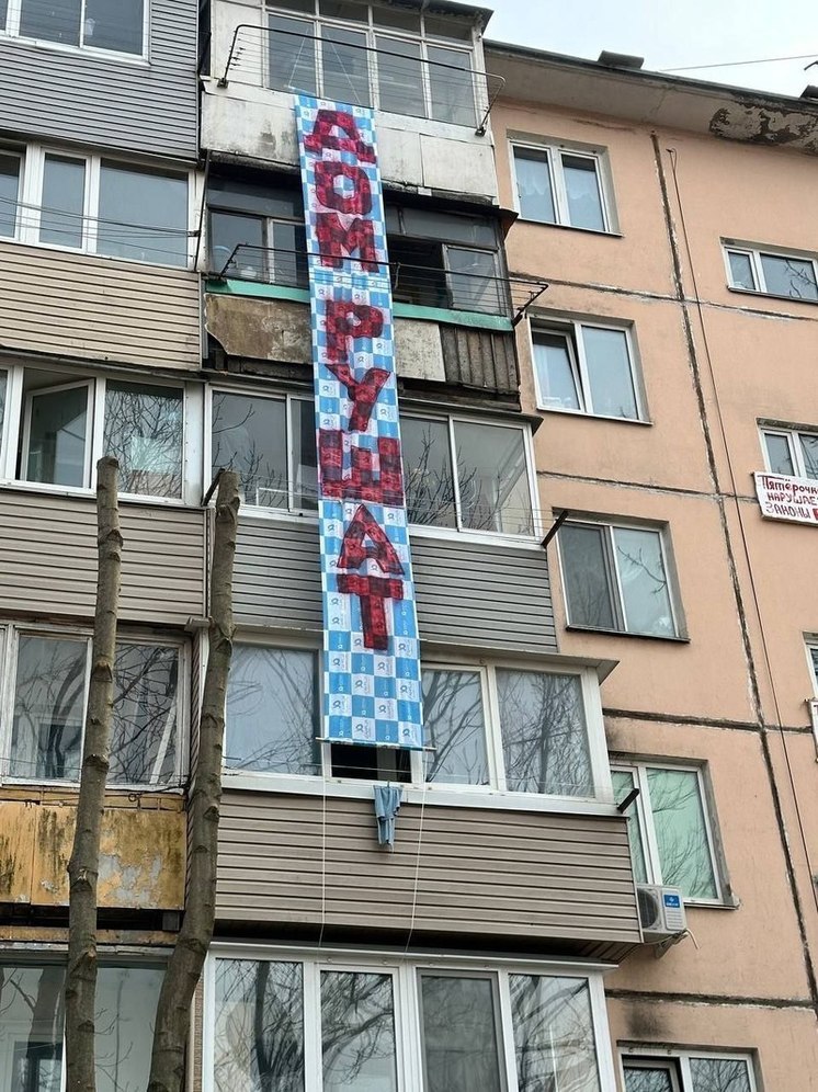 Арендатор цокольного этажа разрушает жилой дом во Владивостоке