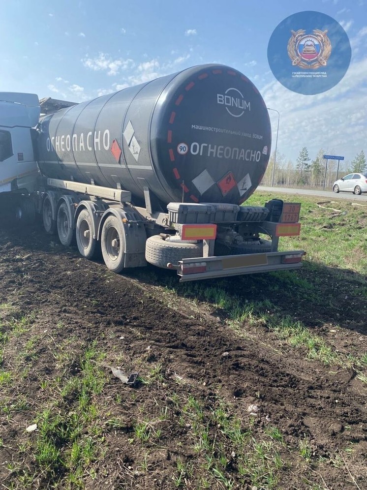 В Татарстане водитель иномарки погиб при столкновении с грузовиком на встречке