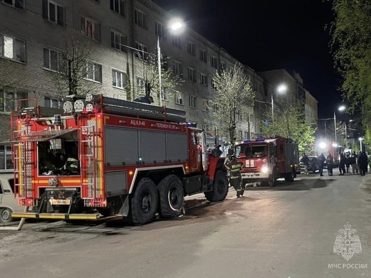 При пожаре в студенческом общежитии в Брянске спасли человека