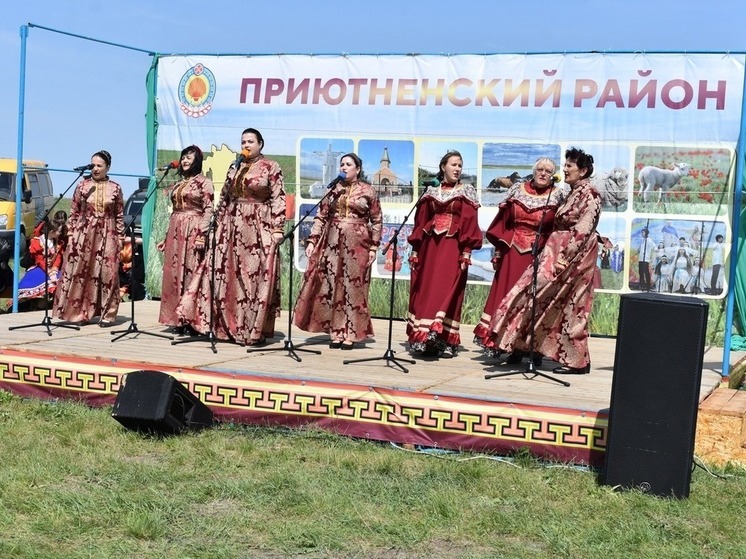 В Приютненском районе Калмыкии гостей фестиваля тюльпанов встречали танцами