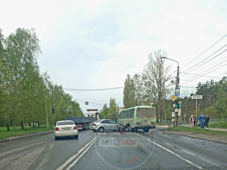 В Курске 21 апреля в аварию попал автобус ПАЗ и легковой автомобиль
