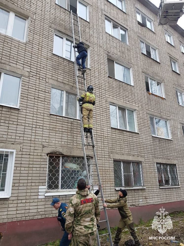 Пострадали ребенок и два мужчины: в Томске во время пожара спасли 32 человека