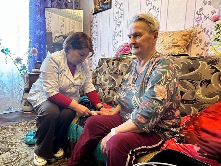 Специалисты Струго-Красненской больницы совершают профилактический осмотр граждан на дому