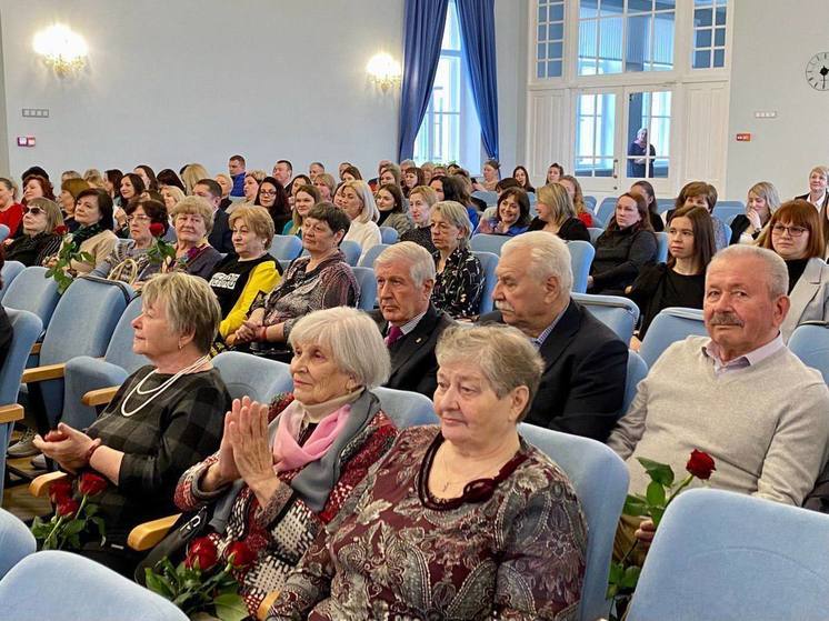Глава Пскова поздравил муниципальных работников с днём местного самоуправления