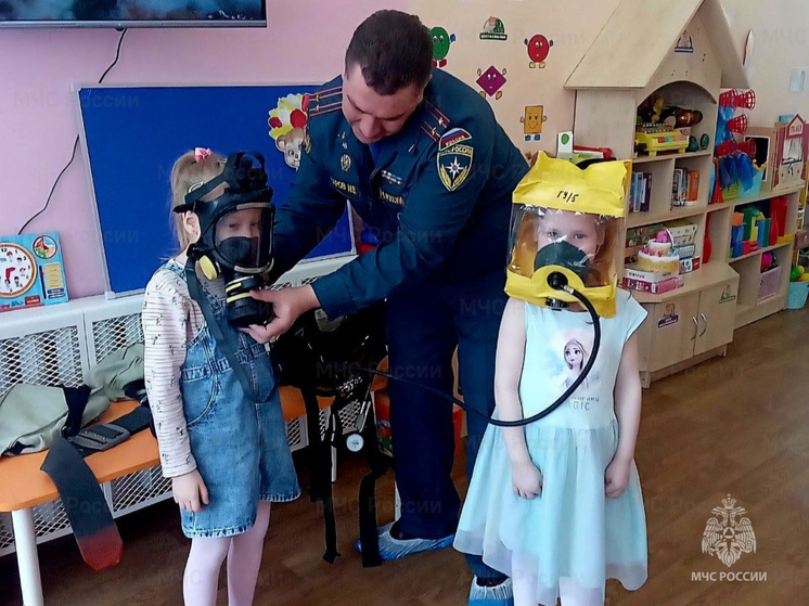 В Архангельске сотрудники МЧС проводят занятия с детьми
