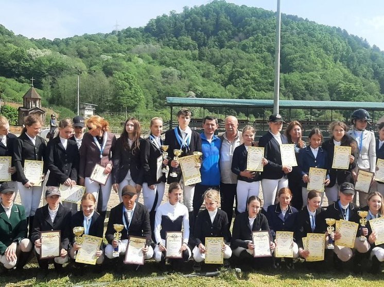 В Сочи проходит Первенство и Чемпионат города по конному спорту в дисциплине конкур