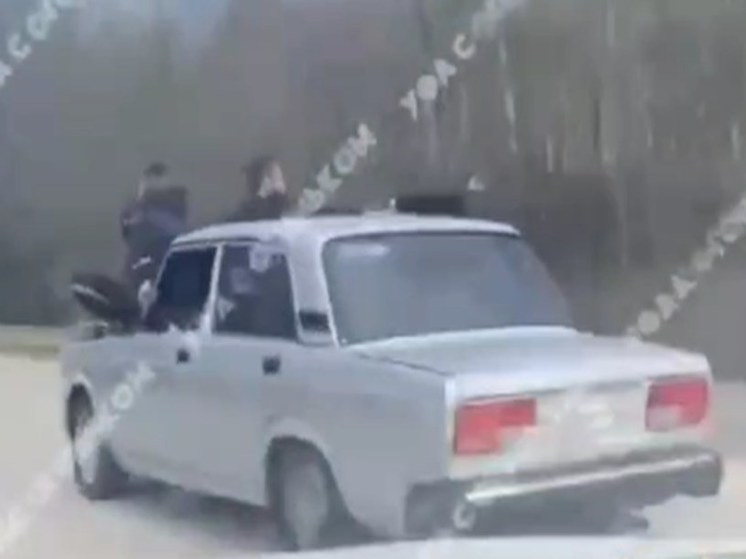 В Башкирии задержали водителя, перевозившего друзей на капоте