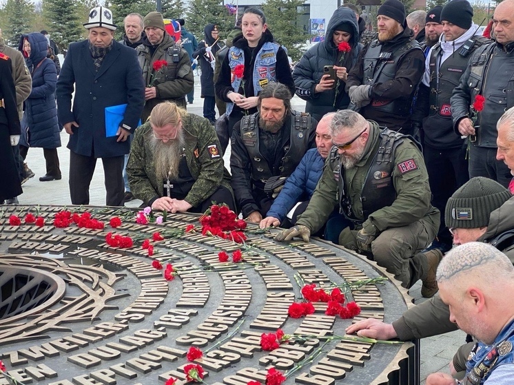 Мотоциклисты возложили цветы к Вечному огню в Зайцево во время мотопарада «За Ленинград»
