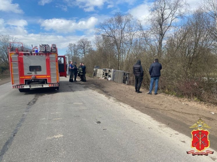 Десять рабочих пострадали в ДТП с перевернувшимся автобусом в Ленобласти