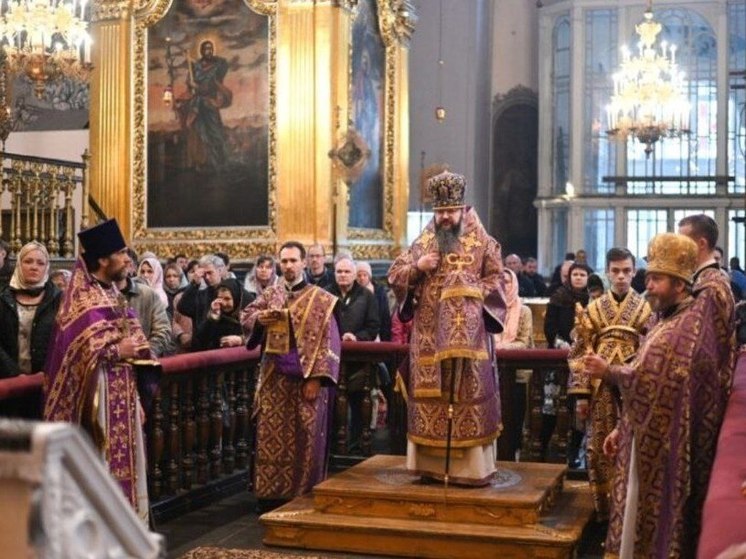 Митрополит Смоленский и Дорогобужский Исидор совершил Божественную литургию в Свято-Успенском кафедральном соборе