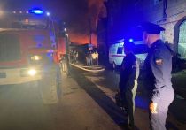 Возгорание произошло сегодня, 21 апреля, в торговых павильонах вещевого рынка «Большие Исады» в Кировском районе