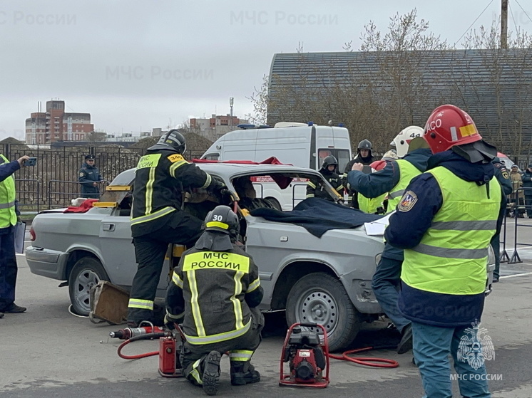 Тульские спасатели занялись ликвидацией последствий ДТП в Иваново