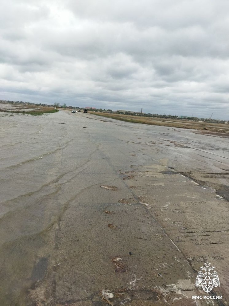 С дороги между Геническом и Арабаткой отвели воду