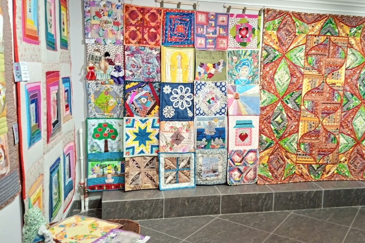 150 частей для лоскутного одеяла к 80-летию региона создали костромские рукодельницы