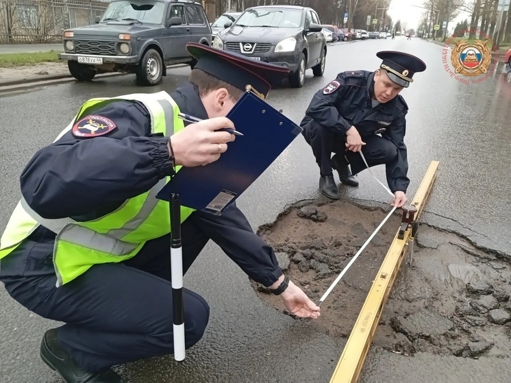 В Ярославле опять нашли яму больших размеров