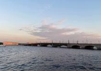 В Петербурге в ночь с 21 на 22 апреля будут разведены только три моста. Петербуржцы не смогут проехать по Дворцовому, Троицкому и Володарскому мосту под покровом ночи, сообщили в пресс-службе «Мостотрест».