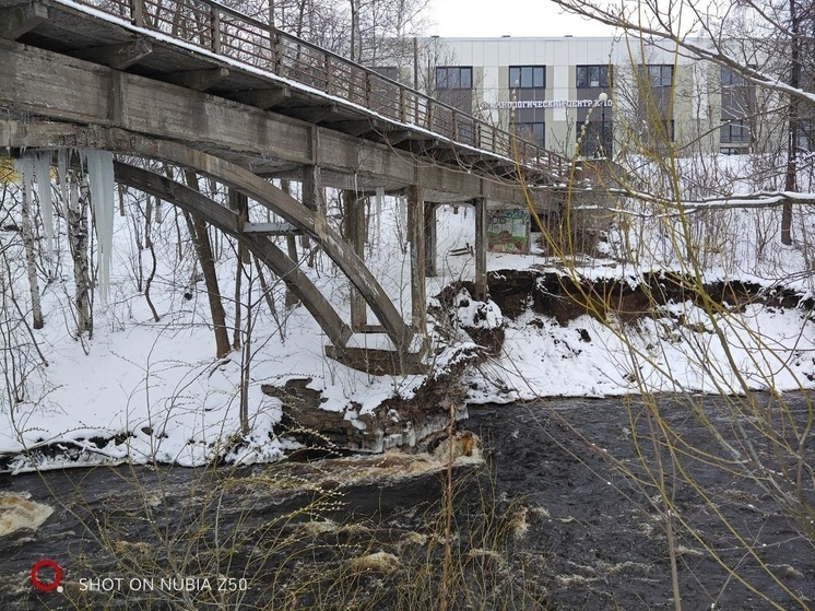 Пешеходный мост в Петрозаводске может рухнуть в любой момент