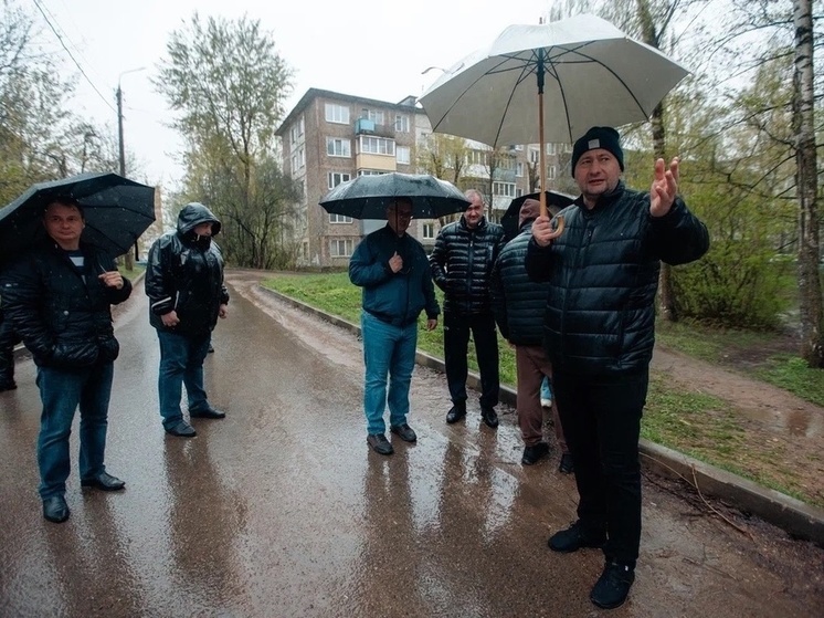 Александр Новиков посетил дворы домов на улице Кирова