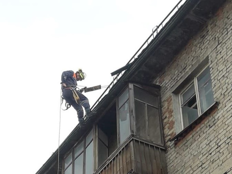 Алтайские спасатели через крышу попали в запертую квартиру мужчины, которому стало плохо