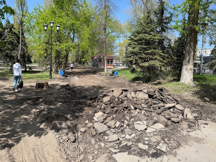 В Саратове начали ломать сквер на проспекте 50 лет Октября