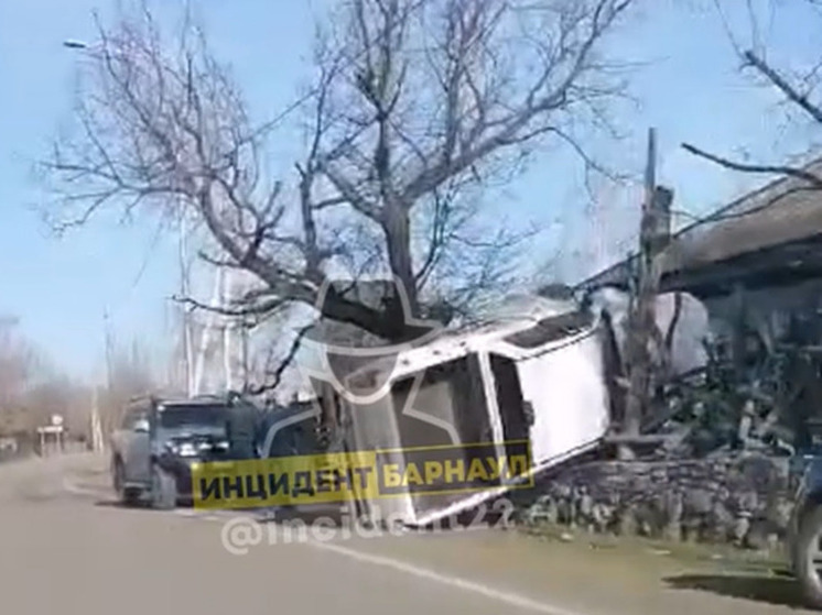 В курортном селе Алтайского края автомобиль врезался в дом