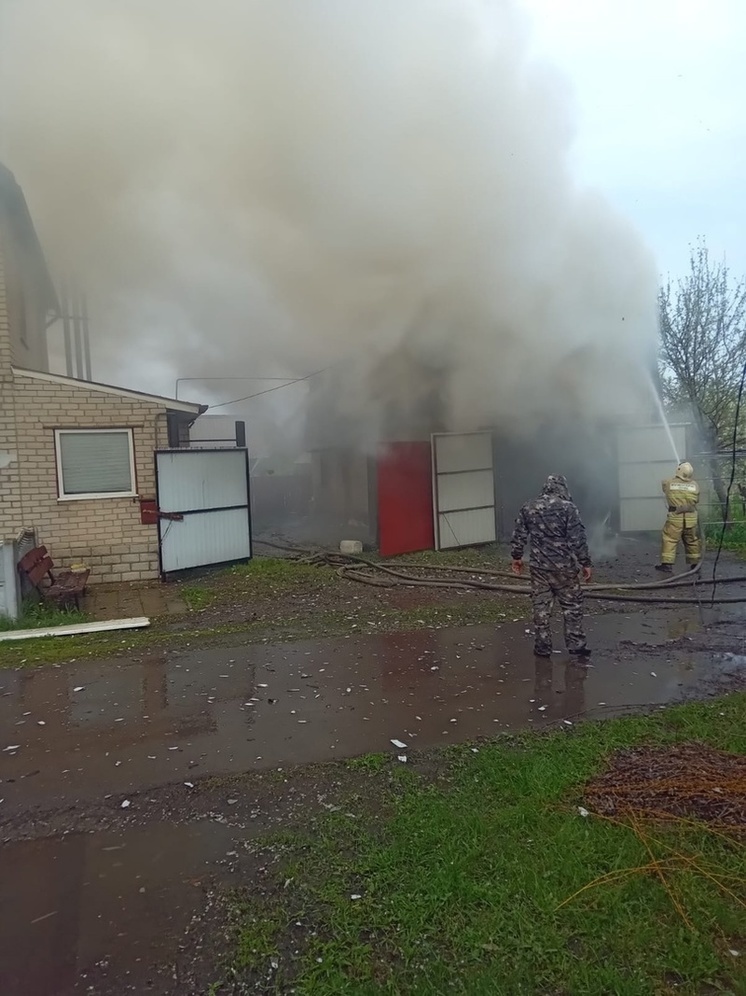 В Курской области 21 апреля сгорел гараж с мансардой
