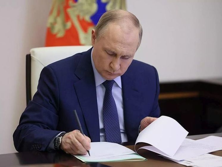 Президент России присвоил двум орловским чиновникам почетные звания