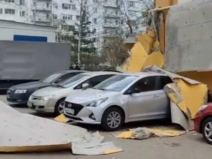 В Долгопрудном из-за ветра жилой дом остался без обшивки