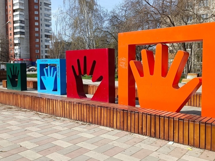 Сквер с арт-объектом «Ладони» в Екатеринбурге пострадал от вандалов