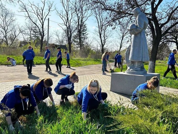 Россияне вышли на субботики к памятникам Великой Отечественной войне