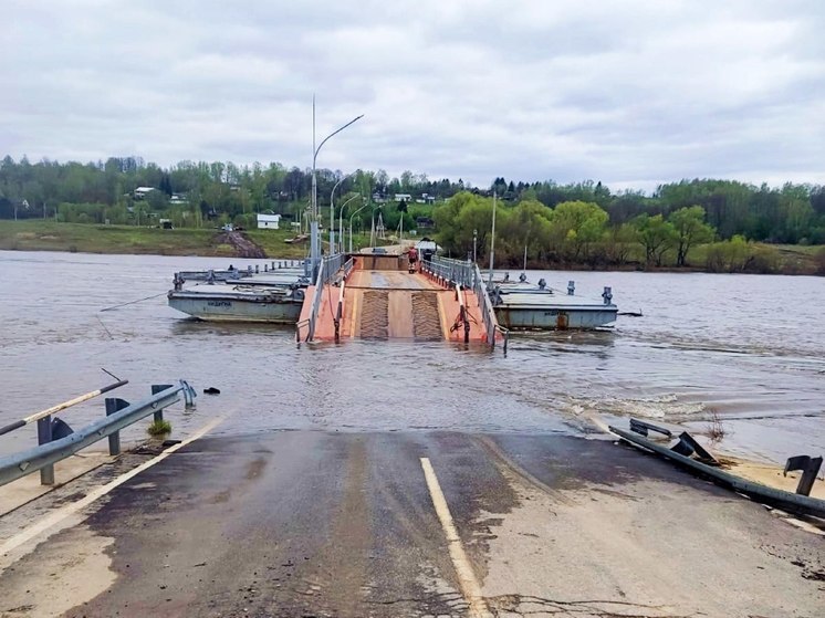 В Калужской области развели понтонный мост через Оку
