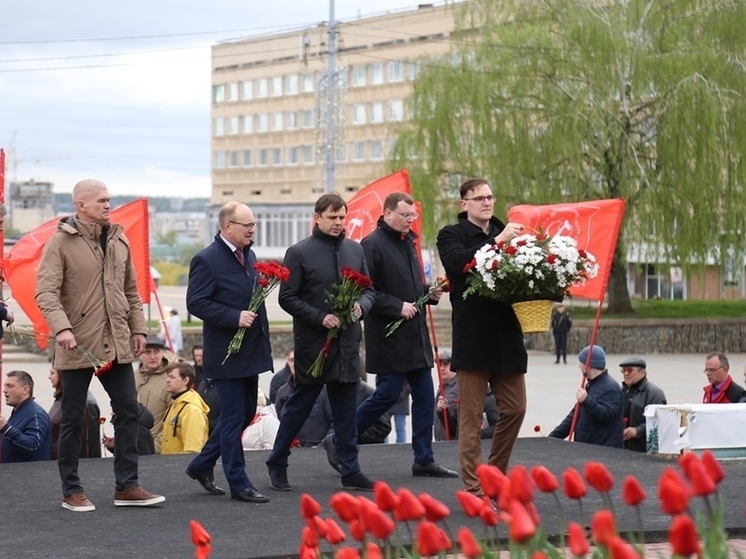 В Орле в честь 154-летия со дня рождения В.И. Ленина возложили цветы к его памятнику