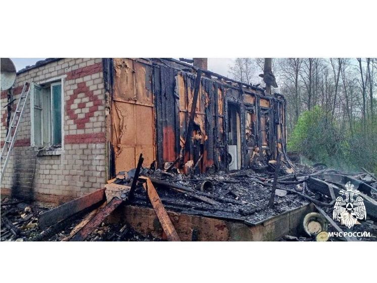 В Смоленском районе на Каспле сгорел нежилой дом