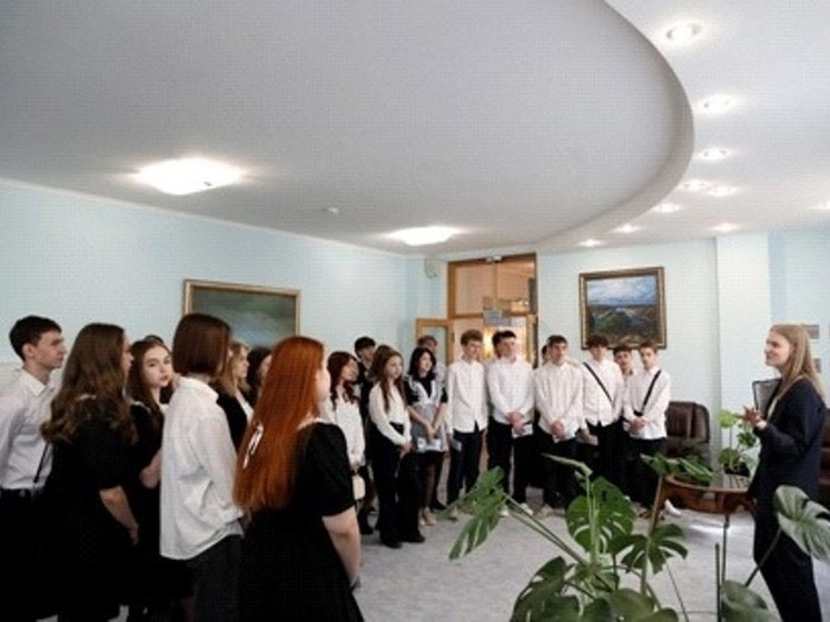 Школьники отправились с экскурсией в закдуму Хабаровского края