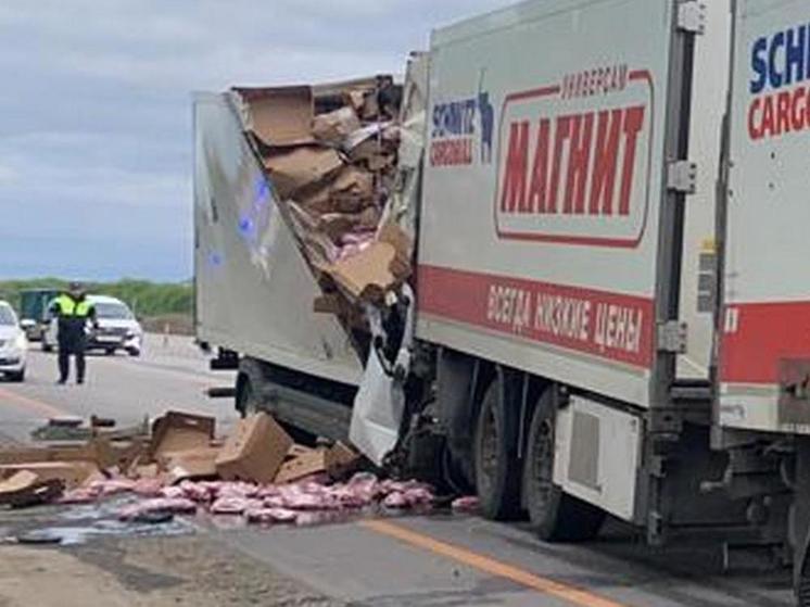 При столкновении двух грузовиков под Воронежем погиб водитель