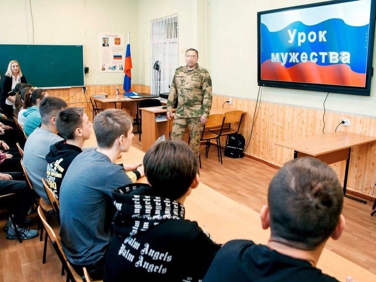 Росгвардейцы рассказали геническим школьникам об учебе в военных вузах