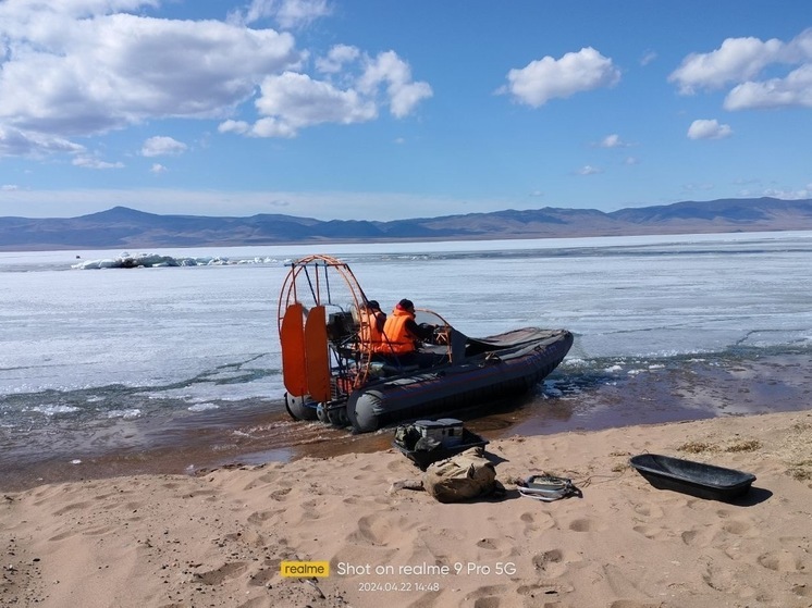В Бурятии спасли 4 рыбаков с отколовшейся льдины