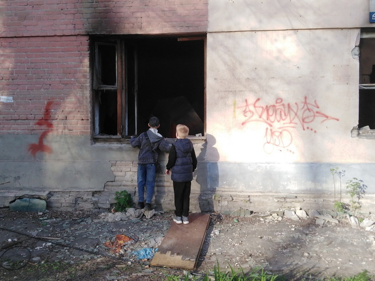 В Саратове дети лазают по аварийным расселенным домам