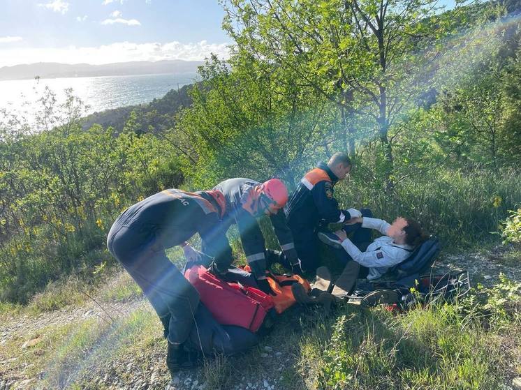 В Кабардинке спасатели помогли отдыхающей с поврежденной ногой