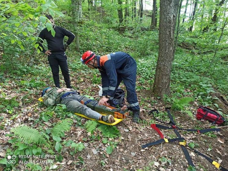 Апшеронские спасатели помогли мотоциклисту, получившему травмы во время езды по лесу