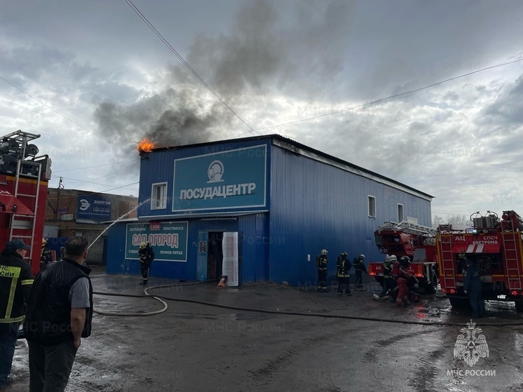 Костромские пожарные спасли от огня склад на улице Галичской