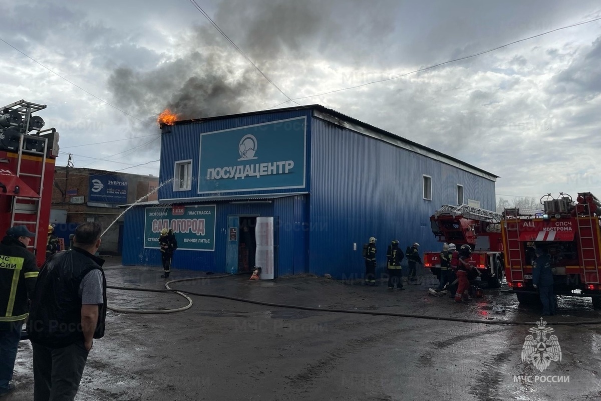 Костромские пожарные спасли от огня склад на улице Галичской