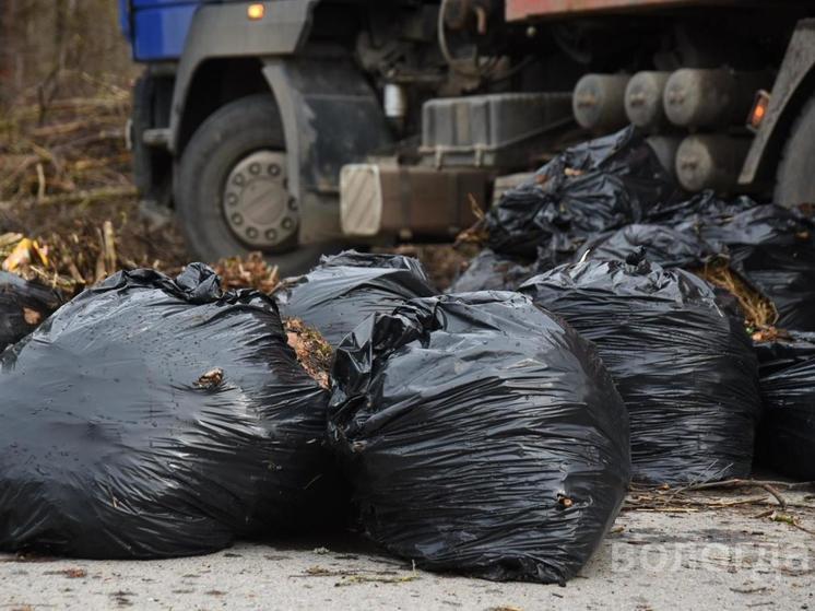 Мешки с мусором вывозят после субботников в Вологде