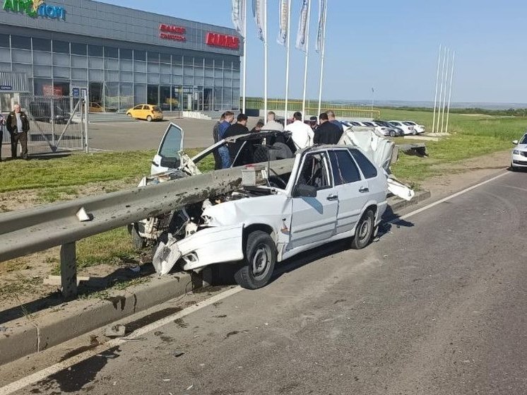 В Ставрополе дорожное ограждение разрезало машину пополам